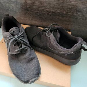 nike shoes roshe one - black - size 5.5 youth